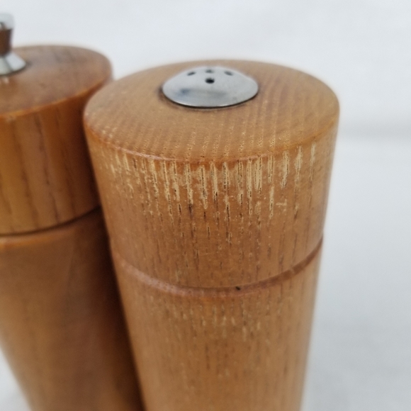 Wood salt and pepper shakers - Picture 9 of 10